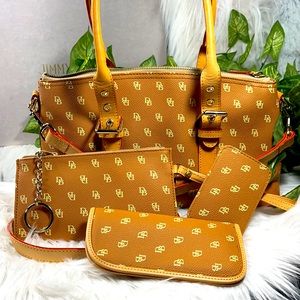 4 pc lot Dooney & Bourke purse sunglasses holder credit Card holder wristlet